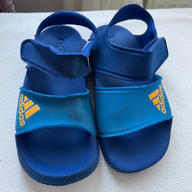 Adidas Sandalet Sıcaktan Büküldü
