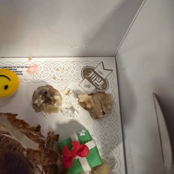 Pelit Pastanesi, Eksi Ve Bozuk Pasta Gönderdi