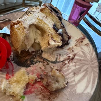 Pelit Pastanesi, Eksi Ve Bozuk Pasta Gönderdi