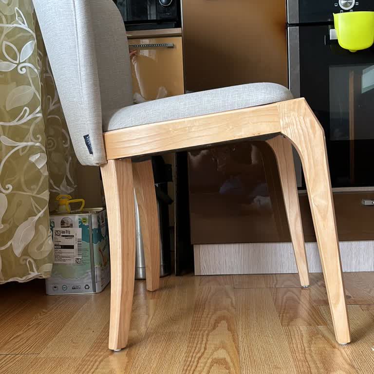 Vivense Geriye Düşen Yamuk Sandalyelerinin Arkasında Durmadı.