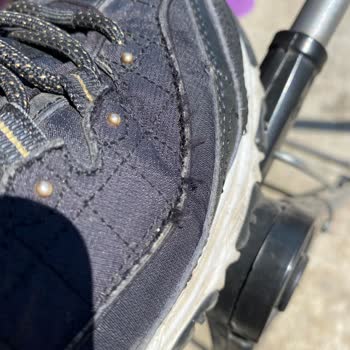 Skechers Yanları Yırtılan Ayakkabım