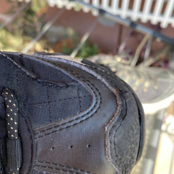 Skechers Yanları Yırtılan Ayakkabım