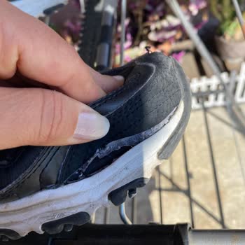 Skechers Yanları Yırtılan Ayakkabım