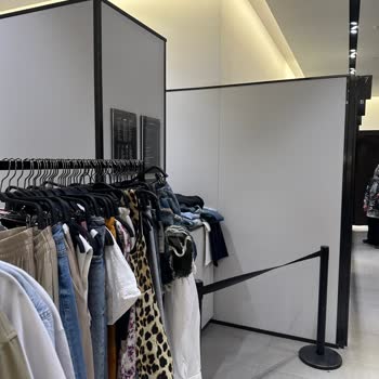 Ankara Metromall Zara Mağazasında Kabin Önü Alanı Haremlik Selamlık