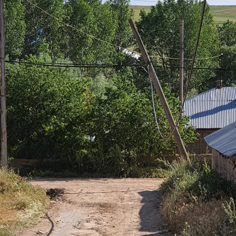 Türk Telekom Kırık Elektrik Direği Aylardır Düzeltilmiyor