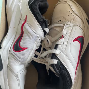 Nike Ve In Street Mallarının Arkasında Durmuyor