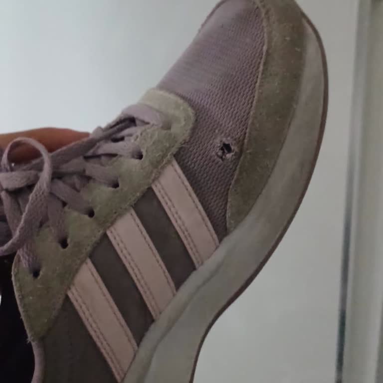 Ayakkabı Dünyası Adidas Spor Ayakkabısının Beklenmedik Kalite Sorunu