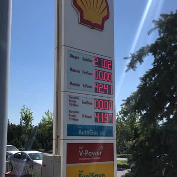 Shell Benzin İstasyonunda Araç Deposundan Benzin Taşması