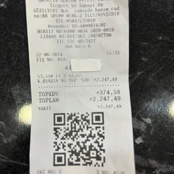 Shell Benzin İstasyonunda Araç Deposundan Benzin Taşması