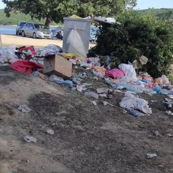 Şile Belediyesi Esenceli Koyu Kamp Alanı Mezarlığın Alt Tarafın Hali!