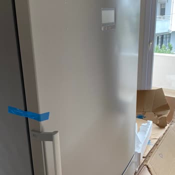 Bosch Markasından Alınan Buzdolabının Kapağının Hasarlı Gelmesi.