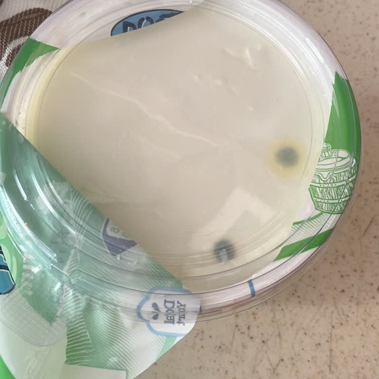 BİM Bozuk Ve Küflenmiş Yoğurt Satılması