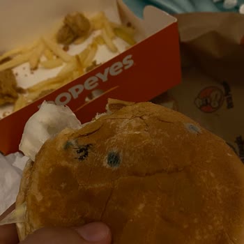 Popeyes'ten Küflü Hamburger Geldi