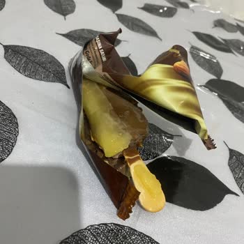 Mis Dondurmanın Dışındaki Sarı Şey