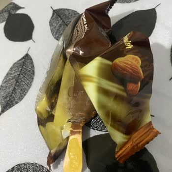 Mis Dondurmanın Dışındaki Sarı Şey