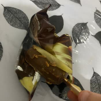 Mis Dondurmanın Dışındaki Sarı Şey