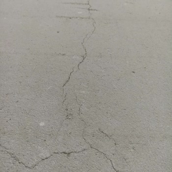 Akut İnsaat Firmasının Dairesinde Oluşan Yarılmalar