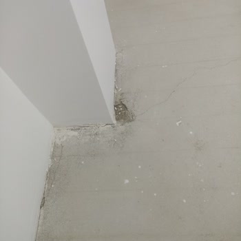 Akut İnsaat Firmasının Dairesinde Oluşan Yarılmalar