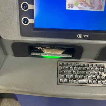 Yapı Kredi Bankasının ATM Si Sıkışmış Ve Yırtık Para Verdi!