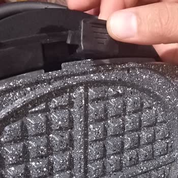 Karaca Züccaciye Waffle Makinesi Tabakası Kendiliğinden Düşüyor