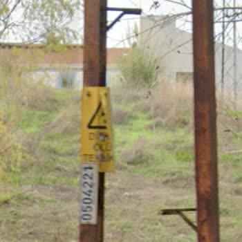Boğaziçi Elektrik - BEDAŞ Paslı Yamuk Düşme Tehlikesi Olan Eski Tip Sokak Aydınlatma Direği