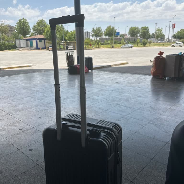 Özlem Diyarbakır Otobüs Gelmediği İçin Saatlerdir Sıcakta Bekliyoruz.