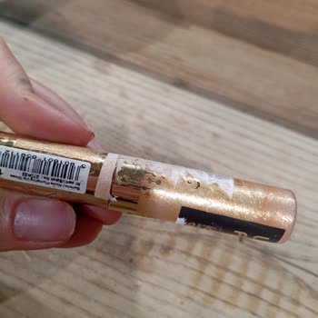 Watsons Makyaj Malzemelerini Koli Bantları İle Bantlamak