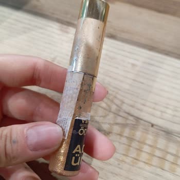 Watsons Makyaj Malzemelerini Koli Bantları İle Bantlamak