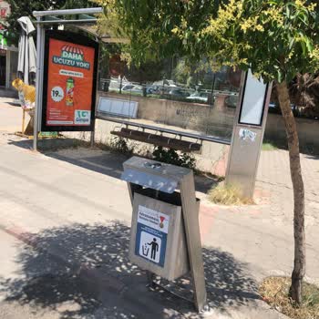 Kahramanmaraş Büyükşehir Belediyesi Otobüs Durağındaki Çöp Kutusu