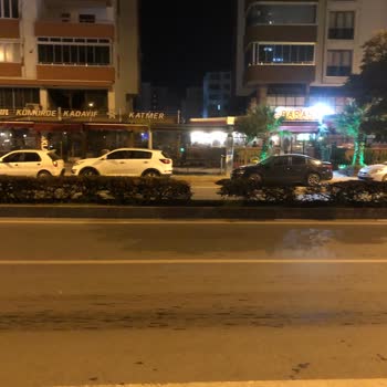 Emniyet Genel Müdürlüğü Baraka Cafe Önü Durakta Park Eden Araçlar