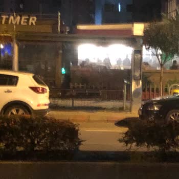 Emniyet Genel Müdürlüğü Baraka Cafe Önü Durakta Park Eden Araçlar