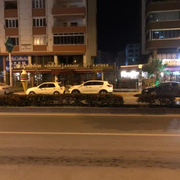 Emniyet Genel Müdürlüğü Baraka Cafe Önü Durakta Park Eden Araçlar