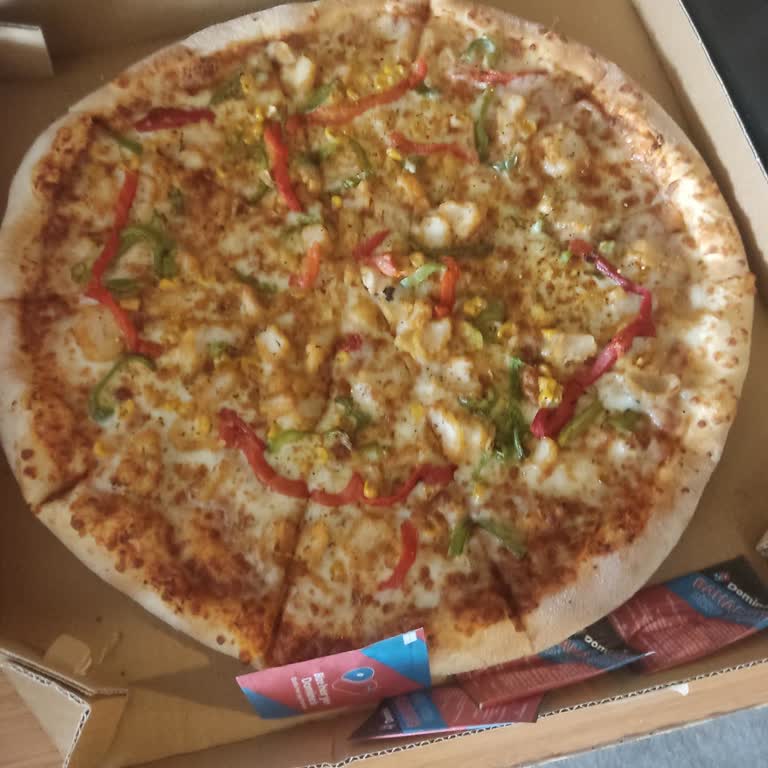 Domino's Pizza XL Tavuklu Pizza İçinde Tavuk