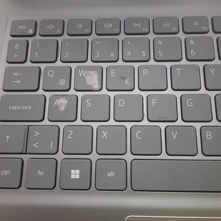 Dell Laptopun Tuşları Soyuluyor