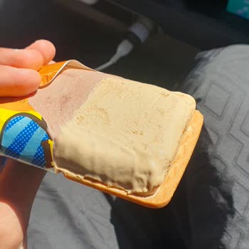 Algida Nogger Dondurmanın Bir Tarafı Bisküvisiz Olması