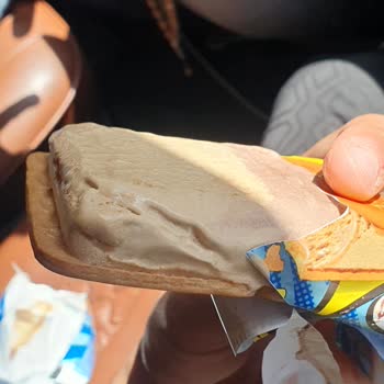 Algida Nogger Dondurmanın Bir Tarafı Bisküvisiz Olması