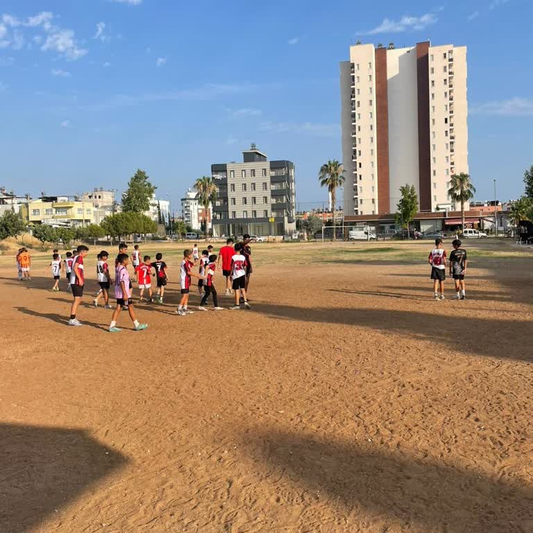 Mersin Büyükşehir Belediyesi Saha Toz Toprak İçerisinde. Oyuncular Sakatlandı