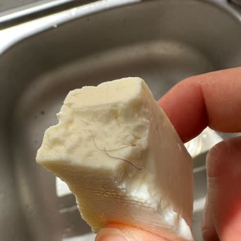 Peysan Peynirde Kıl Çıktı