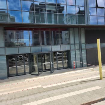 Ritim İstanbul Avm Kapıları Kapalı. Uzun Bir Yol Yürümek Zorunda.