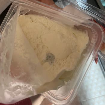 Sek Süt Taze Kaymakta Küf Sorunu: Güvenilir Marka Hayal Kırıklığı