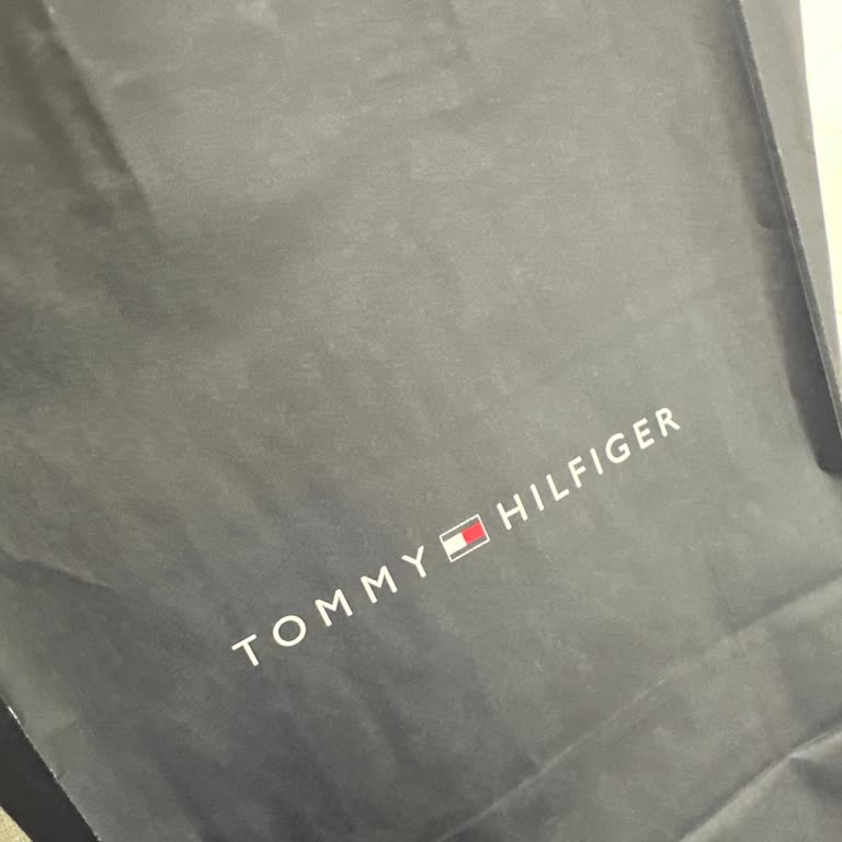 A City Tommy Hilfiger Çalışanı