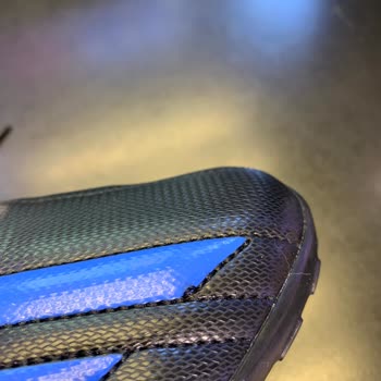 Adidas Fußballschuhe Schnürsenkel lösen sich trotz Garantie - Unzureichende Kundenbetreuung