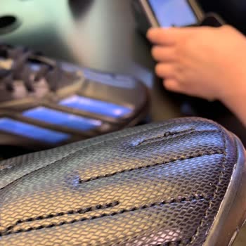 Adidas Fußballschuhe Schnürsenkel lösen sich trotz Garantie - Unzureichende Kundenbetreuung