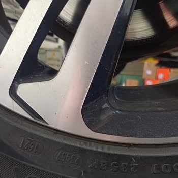 Petlas Lastik Lastikte Sırt Kısmında Kanallarda Yarılma Var