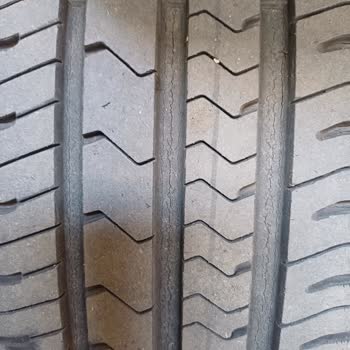 Petlas Lastik Lastikte Sırt Kısmında Kanallarda Yarılma Var