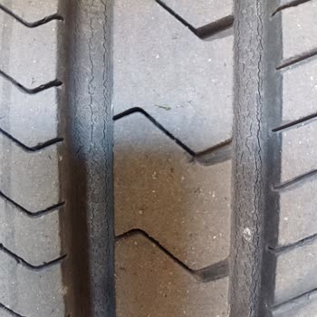 Petlas Lastik Lastikte Sırt Kısmında Kanallarda Yarılma Var