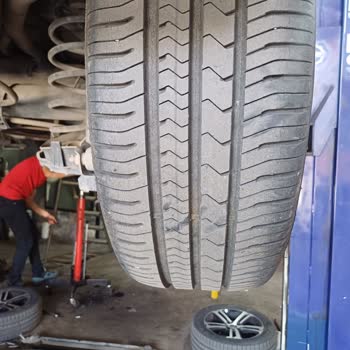 Petlas Lastik Lastikte Sırt Kısmında Kanallarda Yarılma Var