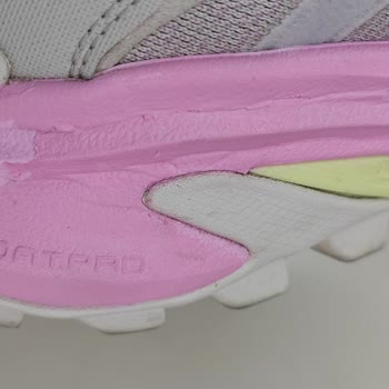 SPX Mağazası Bir Aylık Merrell Marka Ayakkabılarda Taban Soyulması