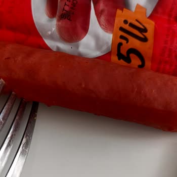 Maret Sosisten Kıl Çıktı