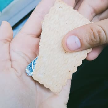 BİM Süsse Petit Beurre Bisküvisinin İçinde Yabancı Madde